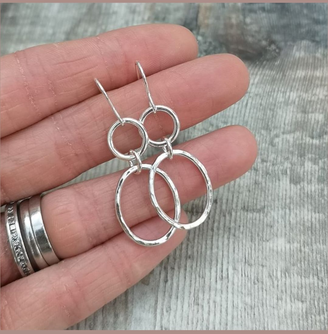 Earing interlocking circle